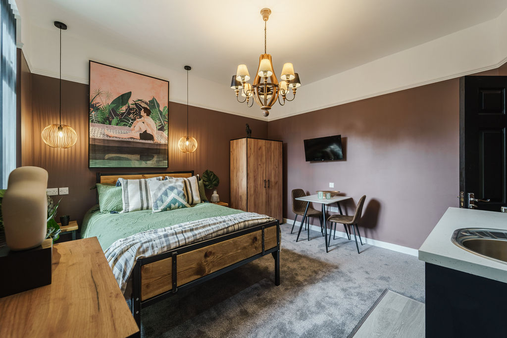 Studio room with kitchenette and dining area